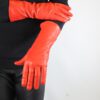 35 cm lange Herren Lederhandschuhe ungefüttert eleganter Herr in schwarzem Wollpullover mit langen roten Lederhandschuhe