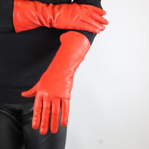 30 - 40 cm unterarmlang eleganter Herr in schwarzem Wollpullover mit langen roten Lederhandschuhe