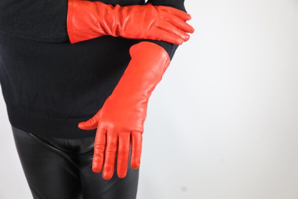 35 cm lange Herren Lederhandschuhe ungefüttert eleganter Herr in schwarzem Wollpullover mit langen roten Lederhandschuhe