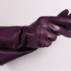 lange lilafarbene Lederhandschuhe