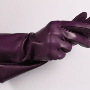 lange lilafarbene Lederhandschuhe
