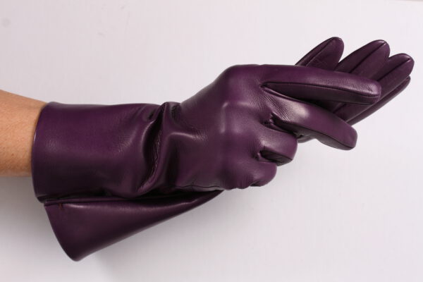 lange lilafarbene Lederhandschuhe
