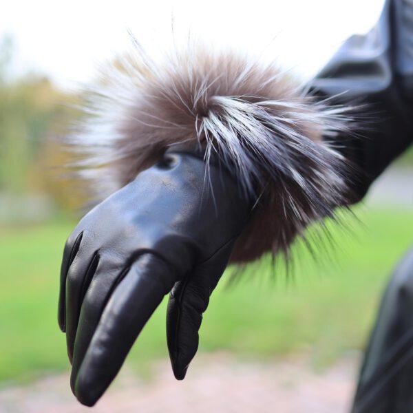 Schwarze Handschuhe mit silbernem Pelzbesatz.