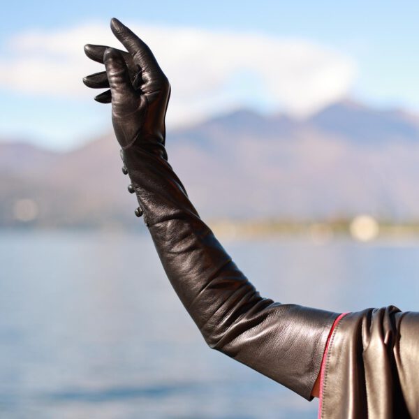 60 cm lange Galahandschuhe im Vintagestyle, mit 3 Knöpfchen am Handgelenk und 3 Biesen auf dem Handrücken.