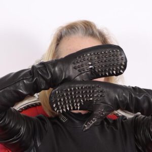 Schulterlange Lederfäustlinge mit spitzen Nieten für Damen und Herren